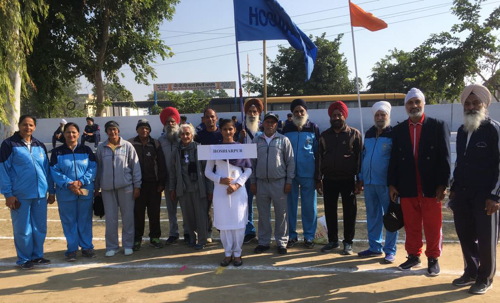 Read more about the article ਹੁਸ਼ਿਆਰਪੁਰ ਦੇ ਬਜ਼ੁਰਗ ਖਿਡਾਰੀਆਂ ਨੇ 16 ਸੋਨ ਤਮਗੇ ਜਿੱਤ ਕੇ ਜਵਾਨਾਂ ਨੂੰ ਪਾਈ ਮਾਤ