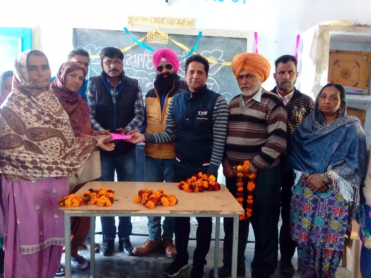 Read more about the article ਸਾਬਕਾ ਫੌਜੀ ਨੇ ਪਿੰਡ ਦਾ ਸਰਪੰਚ ਬਣਦਿਆਂ ਹੀ ਪੰਚਾਇਤ ਦੇ ਸਹਿਯੋਗ ਨਾਲ ਸਰਕਾਰੀ ਸਕੂਲ ਨੂੰ ਦਿੱਤੇ 7 ਹਜ਼ਾਰ ਰੁਪਏ